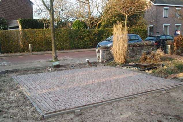 Leggen van 7 duimers gebakken klinkers terras grootte 4x4 in Vught